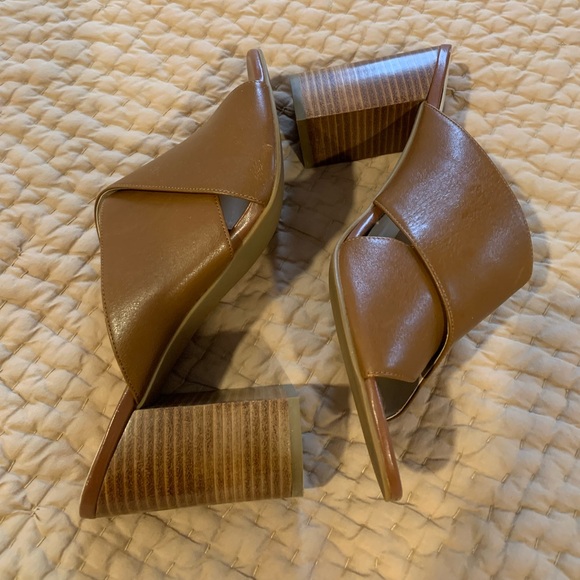 Cole Haan Women's Sandal Size 7.5 Tan Leather Crisscross Mule Clog Heel - Picture 5 of 9